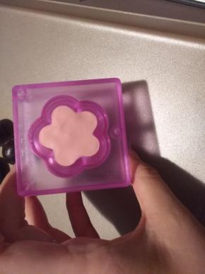 盖上另一半后，用手将突出来的部分按压平实。