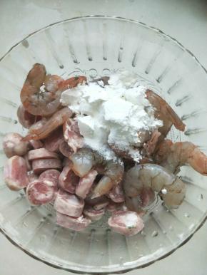 鲜肉肠和虾放入淀粉，盐搅拌均匀腌制十分钟