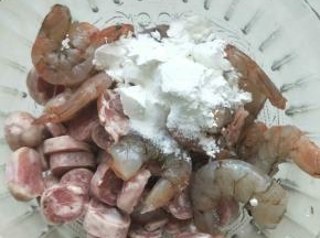鲜肉肠和虾放入淀粉，盐搅拌均匀腌制十分钟