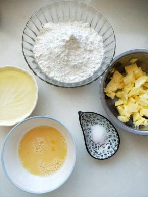 准备好派皮材料，黄油软化