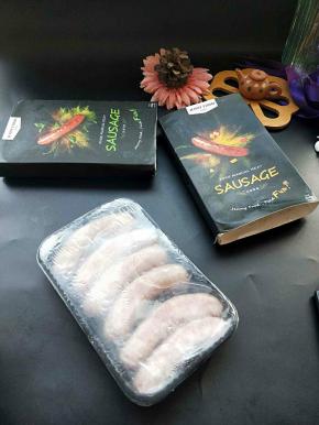 珍妮珍馐鲜肉肠采用低温速冻连锁技术储存由此保证冷链过程中的食品安全，烹饪后还原肉汁美味最大限度的保留食品原有的天然品质与营养。珍妮珍馐鲜肉肠有多种味道供你选择，记得拿回来要放冰箱冷冻！