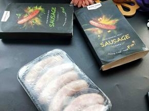 珍妮珍馐鲜肉肠采用低温速冻连锁技术储存由此保证冷链过程中的食品安全，烹饪后还原肉汁美味最大限度的保留食品原有的天然品质与营养。珍妮珍馐鲜肉肠有多种味道供你选择，记得拿回来要放冰箱冷冻！