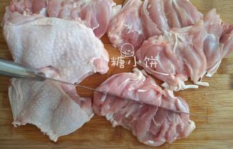 剔骨之后用刀背轻轻地剁一遍