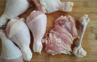[蒸鸡腿卷制作过程]
鸡腿洗净，用厨房剪沿着骨头方向剪开，然后把腿肉剥离下来