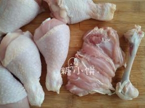 [蒸鸡腿卷制作过程]
鸡腿洗净，用厨房剪沿着骨头方向剪开，然后把腿肉剥离下来