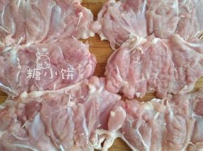 用刀背剁过之后的样子，肉会松一点
