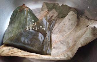 提前将干粽叶和干荷叶泡软，用开水烫一下