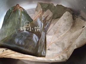提前将干粽叶和干荷叶泡软，用开水烫一下