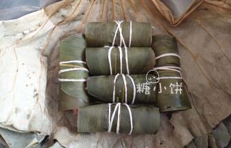 用棉绳扎紧，把全部扎好的鸡腿卷整齐地摆在荷叶上