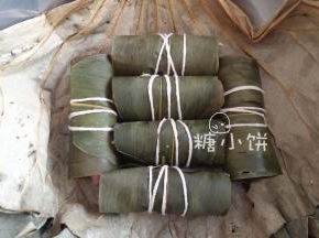 用棉绳扎紧，把全部扎好的鸡腿卷整齐地摆在荷叶上