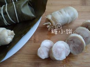 大火蒸30分钟。蒸好以后不立即拆开，焖在荷叶包里面放凉。放凉以后取出切件，当凉菜的话直接加调味料即可。