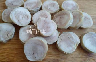 [烤鸡腿卷制作过程]
接上述过程，取3只蒸好的鸡腿卷切厚片状