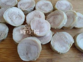 [烤鸡腿卷制作过程]
接上述过程，取3只蒸好的鸡腿卷切厚片状
