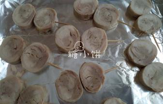 用牙签串好，摆在铺好锡纸或者油纸的烤盘上