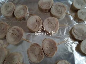 用牙签串好，摆在铺好锡纸或者油纸的烤盘上