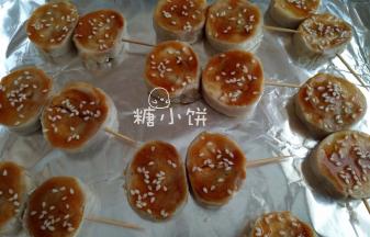 将蚝油1汤匙和香油1汤匙搅匀调成料汁，刷在鸡腿卷上，表面撒上芝麻