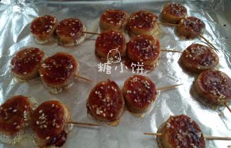 送入烤箱中层，调到“烘烤烘焙”功能，温度设定185℃。
烤15分钟时取出再刷一次酱，再烤5分钟即可。