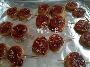 送入烤箱中层，调到“烘烤烘焙”功能，温度设定185℃。
烤15分钟时取出再刷一次酱，再烤5分钟即可。