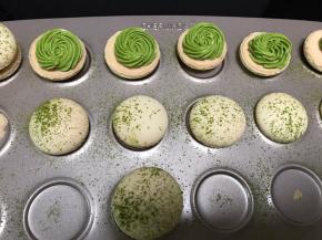 放凉后的饼身从烤盘揭下，挤上夹馅