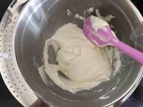 蛋白霜分三次加入第1步的混合物（TPT）中，每一次都混合均匀再加入下一次。前两次用压拌的手法，最后一次用翻拌的手法。
翻拌好的面糊可以呈丝带状连续落下，落下的面糊可以叠几层且纹路不会立刻消失。（一个人不太好拍照）