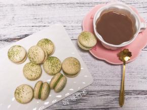 马卡龙配上一杯咖啡，完美的下午茶。