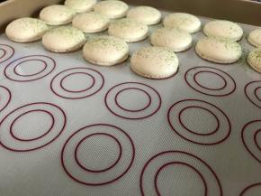 还有一盘用的硅胶垫，裙边比烤盘的明显一些。因为用的不同的烤箱，温度存在差异，烤出的效果也不同。所以一定要根据自己的烤箱进行调整。