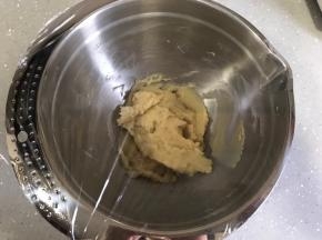 称量好杏仁粉和糖粉，糖粉过筛，加入老化过的蛋清，用刮刀压拌均匀，盖上保鲜膜备用。