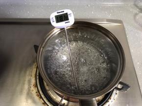 称量好糖和水，开小火煮，糖浆加热到118度离火