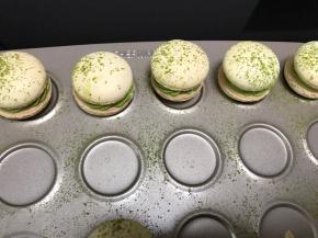 盖上另一片饼身。制作好的马卡龙密封冷藏保存。