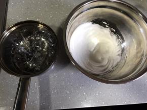 将糖浆缓慢多次加入蛋白霜，期间打蛋器开高速打发，糖浆倒完后转中速，继续打发至手摸打蛋盆感觉温度不烫手但比手温高的程度。蛋白霜低于40度就不可以再继续打了。