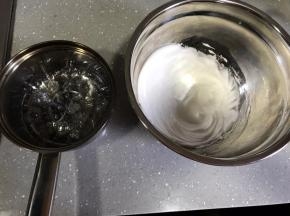 将糖浆缓慢多次加入蛋白霜，期间打蛋器开高速打发，糖浆倒完后转中速，继续打发至手摸打蛋盆感觉温度不烫手但比手温高的程度。蛋白霜低于40度就不可以再继续打了。