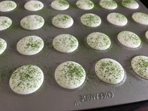 撒上抹茶粉做装饰。
烤箱上下火170度预热。
晾皮至不粘手的程度，我开了空调，晾了40分钟左右。