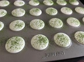 撒上抹茶粉做装饰。
烤箱上下火170度预热。
晾皮至不粘手的程度，我开了空调，晾了40分钟左右。