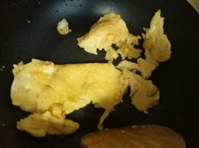 锅中放入油，倒入蛋液，小火煎鸡蛋饼，再切小块，盛出备用。