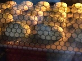 晾皮完成后将烤盘放入烤箱中层，上下火调至160度烤12-15分钟。
大概7分钟裙边达到最高，特别好看，照片不太清楚。