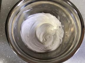 加入糖浆后的蛋白霜非常坚挺有光泽