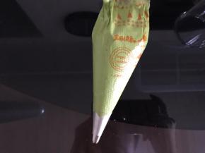 饼身放凉期间准备夹馅。抹茶粉用水冲化，软化好的芝士和黄油加入糖粉拌匀后加入糊化好的抹茶，用电动打蛋器低速打发至顺滑，装入裱花袋。