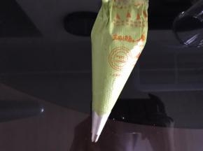 饼身放凉期间准备夹馅。抹茶粉用水冲化，软化好的芝士和黄油加入糖粉拌匀后加入糊化好的抹茶，用电动打蛋器低速打发至顺滑，装入裱花袋。