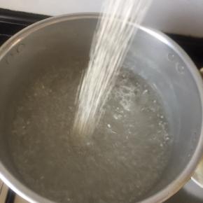 2:锅中放水，大火煮开，倒入西米，中火煮15分钟，然后关火闷10分钟。