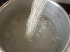 2:锅中放水，大火煮开，倒入西米，中火煮15分钟，然后关火闷10分钟。