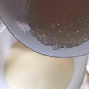 8:把西米倒入过筛好的蛋黄液中（西米要稍微弄干点水分），混合均匀