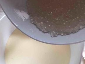 8:把西米倒入过筛好的蛋黄液中（西米要稍微弄干点水分），混合均匀