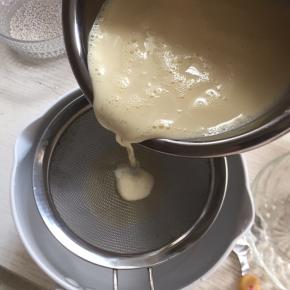 7:把液体过筛。