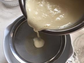 7:把液体过筛。