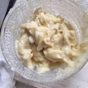 3:闷西米的过程中我们可以先把榴莲弄成泥备用。