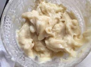 3:闷西米的过程中我们可以先把榴莲弄成泥备用。