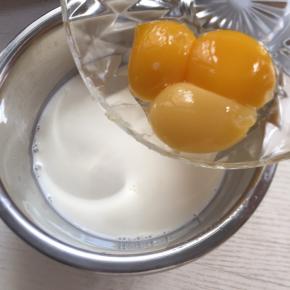 6:淡奶液晾凉以后，加入三个蛋黄，搅拌均匀