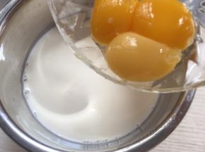 6:淡奶液晾凉以后，加入三个蛋黄，搅拌均匀