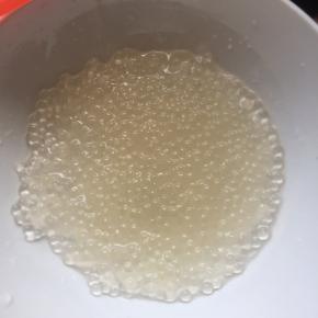 5:西米全部变成透明色了就是熟了。然后冲凉水后放碗中备用。（如果西米中奖有白心，说明没熟，可以再开火煮5分钟，闷5分钟，一般情况下，肯定会熟了）