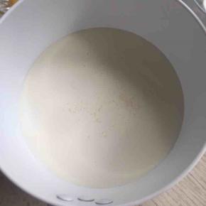 4:顺便先把淡奶油，牛奶，糖倒入锅中，小火把糖融化即可关火，放一旁晾凉备用。